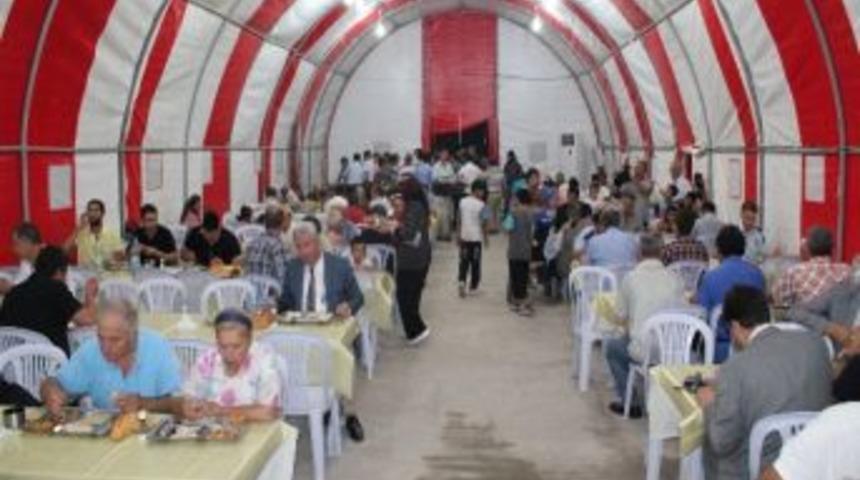 İzmir Valisi Cahit Kıra&ccedil; İlk İftarını &Ccedil;adırda A&ccedil;tı