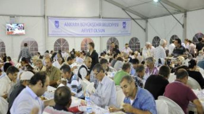 Ramazan&rsquo;ın Ilk G&uuml;n&uuml;nde Başkentliler Iftar &Ccedil;adırlarına Koştu