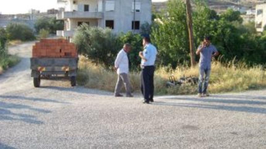 Trakt&ouml;r&uuml;n Altında Kalan Anne İle Oğlu Yaralandı