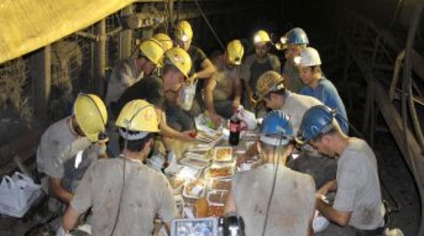 Madenciler Ilk Iftarlarını Yerin 300 Metre Altında A&ccedil;tı
