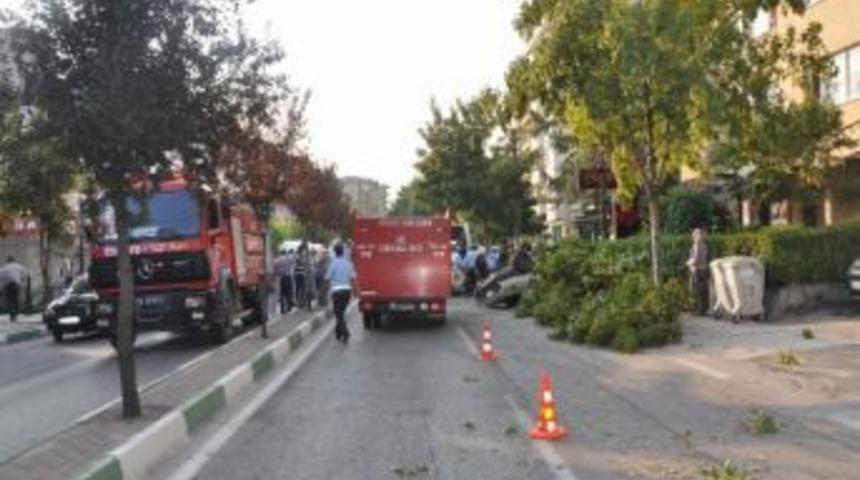 D&uuml;z Yolda Takla Atan Ara&ccedil;ta Sıkışan &Ccedil;ift Ağır Yaralandı