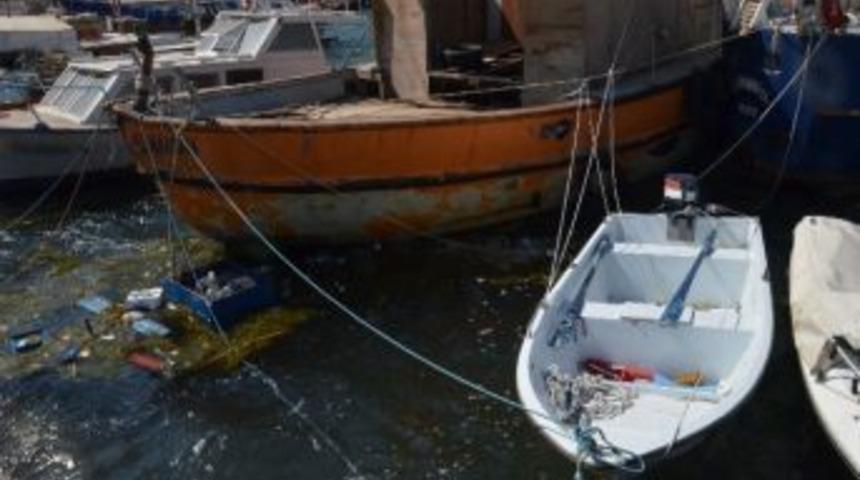 İzmir'de Fırtınada Bir Tekne Battı