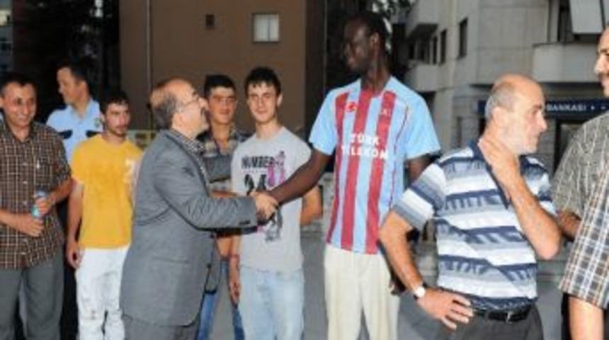 Trabzon Belediye Başkanı G&uuml;mr&uuml;k&ccedil;&uuml;oğlu Geleneğini Bozmadı