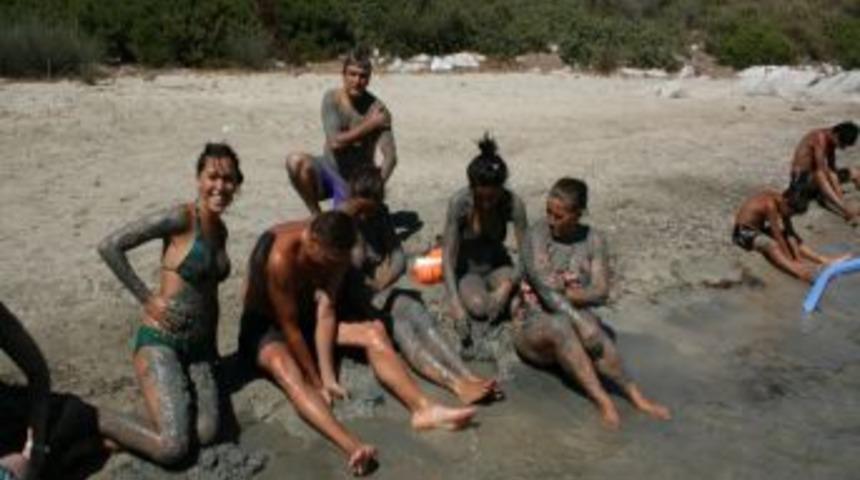 G&uuml;ll&uuml;k&rsquo;te Turistlerin &Ccedil;amur Banyosu Keyfi