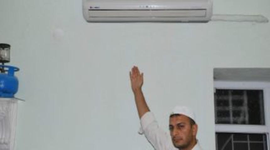 Cami Cemaati Teravih Namazlarını Damda Kılıyor