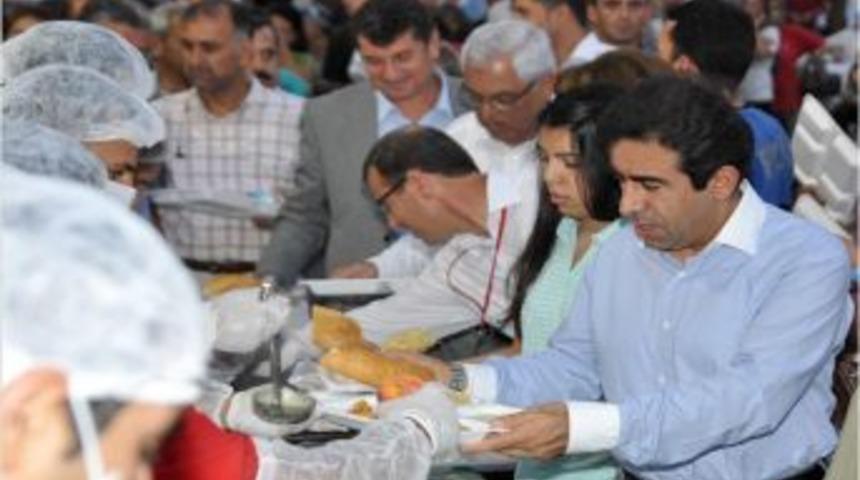 Mersinliler Ilk Iftarını 'G&ouml;n&uuml;l Sofrası&rsquo;nda A&ccedil;tı