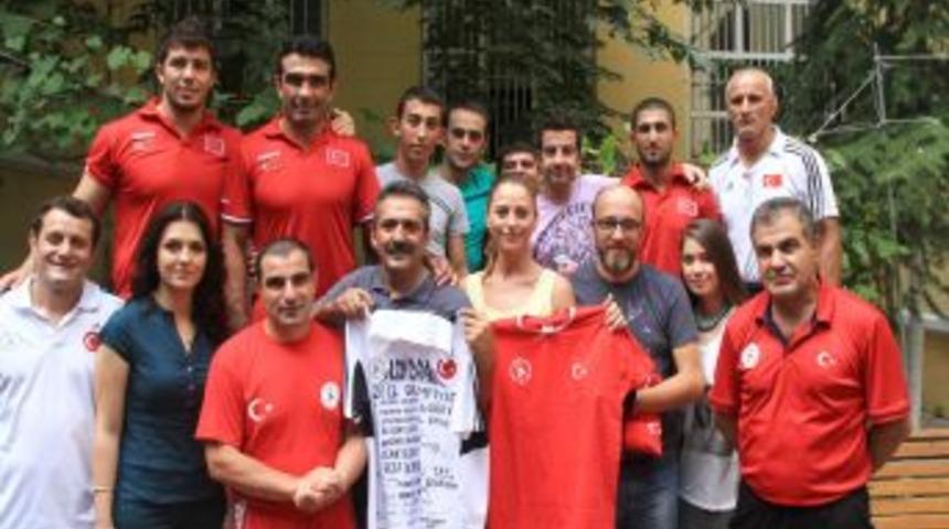 Milli G&uuml;reş&ccedil;ilerin 'Kara Tren T&uuml;rk&uuml;s&uuml;' Bing&ouml;l'&uuml; Duygulandırdı