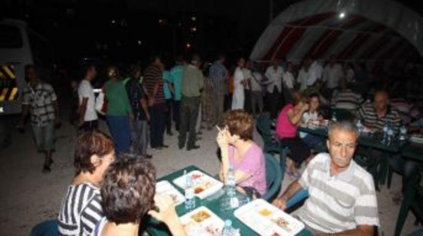 Bayraklı'da Kurulan İftar &Ccedil;adırları İlk G&uuml;nden Yoğun İlgi G&ouml;rd&uuml;