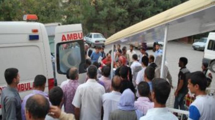 Motosiklet İle Arazi Aracı &Ccedil;arpıştı: 2 Yaralı