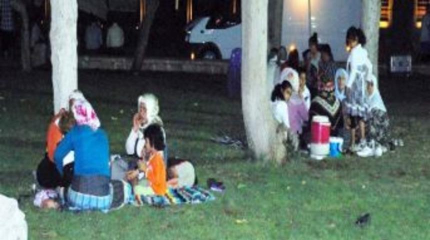 Sıcaklar Parklarda İftar A&ccedil;tırıyor