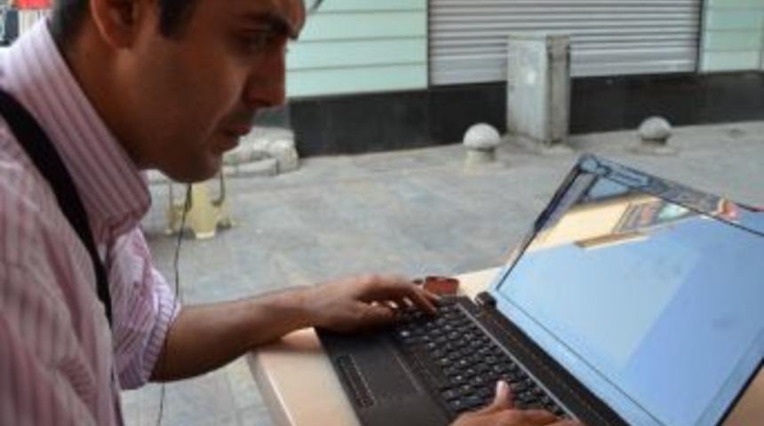 G&ouml;rme Engelli Gen&ccedil; Bilgisayar Tamir Edip, Program Yazıyor