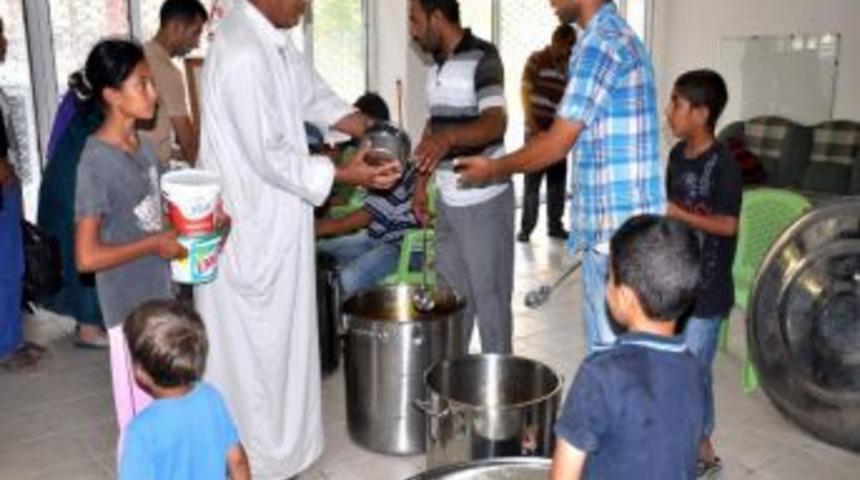 Aky&uuml;zler Derneği'nden Sıcak Yemek Dağıtımı