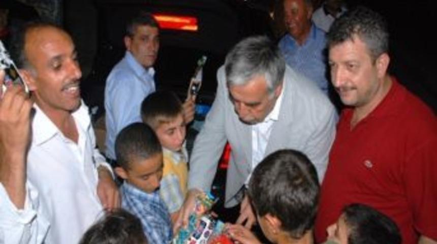 Ak Parti İzmir İl Başkanı &Ouml;mer Cihat Akay, Her G&uuml;n İzmir'in Bir İl&ccedil;esinde İftar A&ccedil;acak.