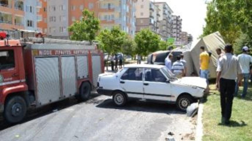 Kamyonet İle Otomobil &Ccedil;arpıştı: 1 Yaralı