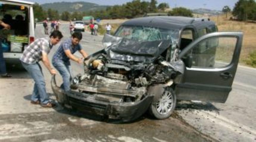 Panelvanla Kamyon &Ccedil;arpıştı: 2 Yaralı