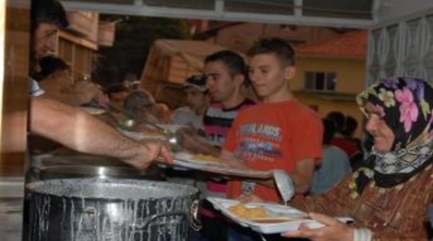 Simav Belediyesi'nden Her G&uuml;n 500 Kişiye İftar