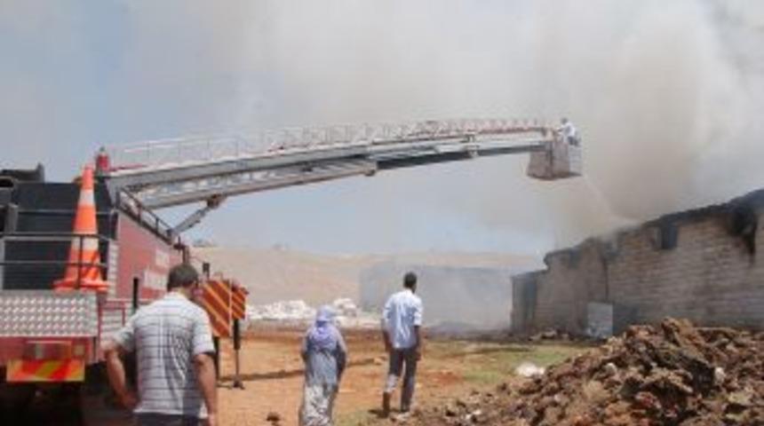 Ahırdaki Yangın Son Anda &Ouml;nlendi Onlarca Hayvan Telef Olmaktan Kurtuldu
