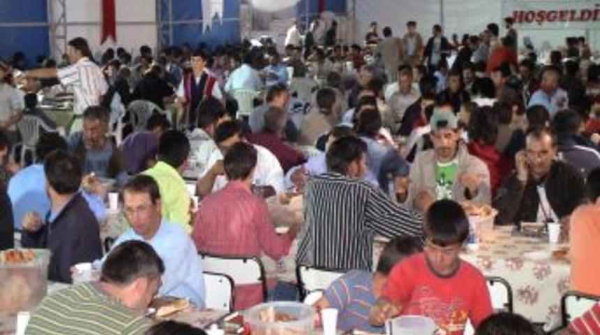 Kimse Yok Mu, Doğuda Kurduğu &Ccedil;adırlarda Her G&uuml;n 4 Bin Kişiyi Iftar Veriyor