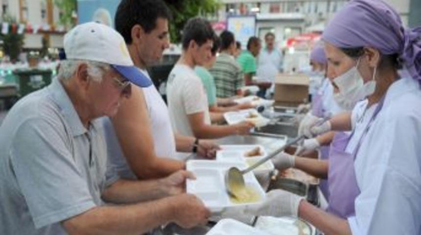 Kapalı Yolda Kurulan Sofrada Bin 500 Kişi Iftar Yaptı