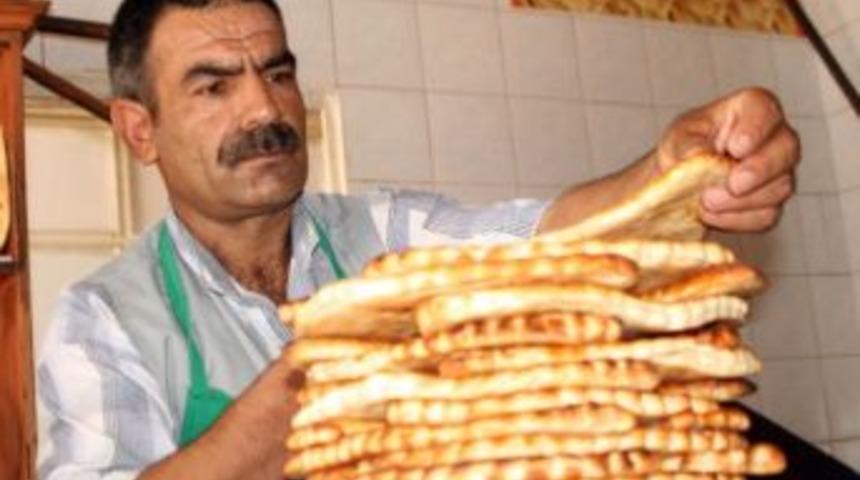 Fırın Ustaları Kavurucu Sıcakta &Ccedil;alışıyor