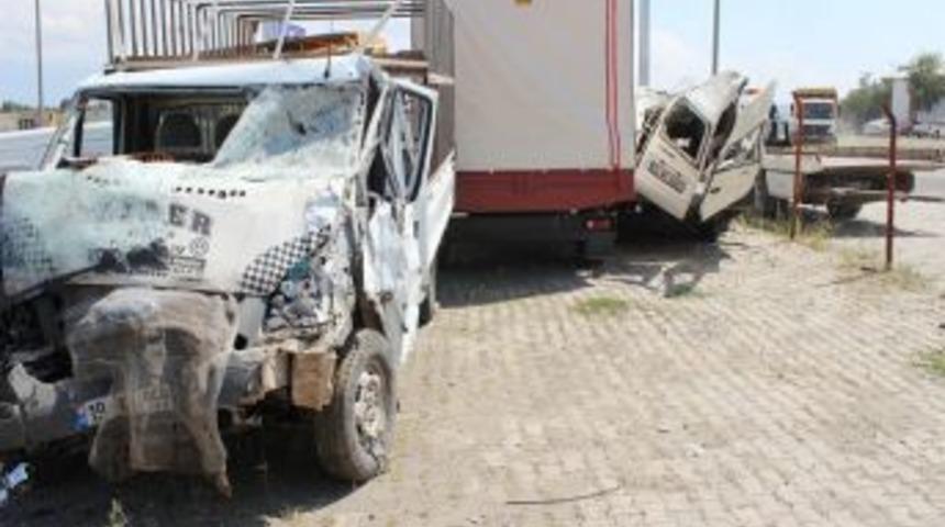 Ağrı'da Feci Kaza: 13 &Ouml;l&uuml; 12 Yaralı