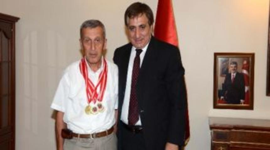 4 Ayrı Branşta T&uuml;rkiye Birincisi Olan Orhan &Ccedil;akır, Karab&uuml;k Valisi İzzettin K&uuml;&ccedil;&uuml;k'&uuml; Ziyaret Etti.