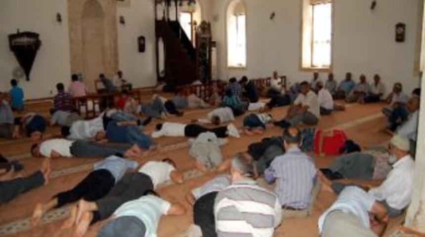 Camiler Yatanlarla Dolup Taşıyor