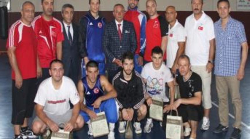 Vali Kızılcık, Milli Takım Kampını Ziyaret Etti