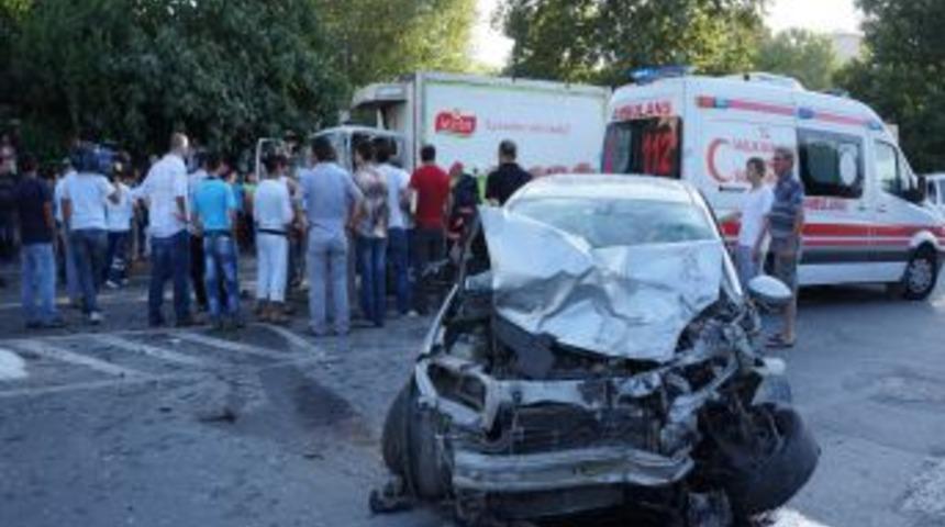 Ey&uuml;p&rsquo;de Kaza: 4 Yaralı