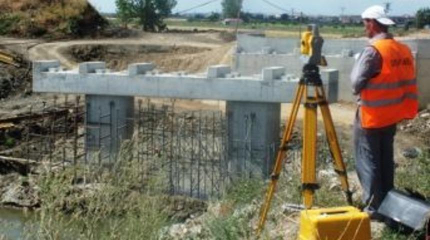 Hayrabolu Deresi&rsquo;ndeki K&ouml;pr&uuml;lerin İnşası S&uuml;r&uuml;yor