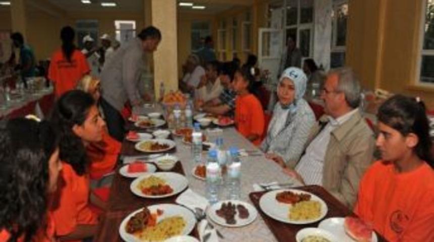 Vali Karaloğlu, Gen&ccedil;lik Kampında Kalan &Ouml;ğrencilerle İftar A&ccedil;tı