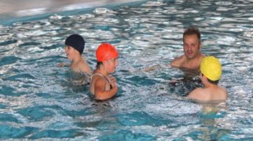 Otistik &Ccedil;ocuklar Y&uuml;zme &Ouml;ğreniyor