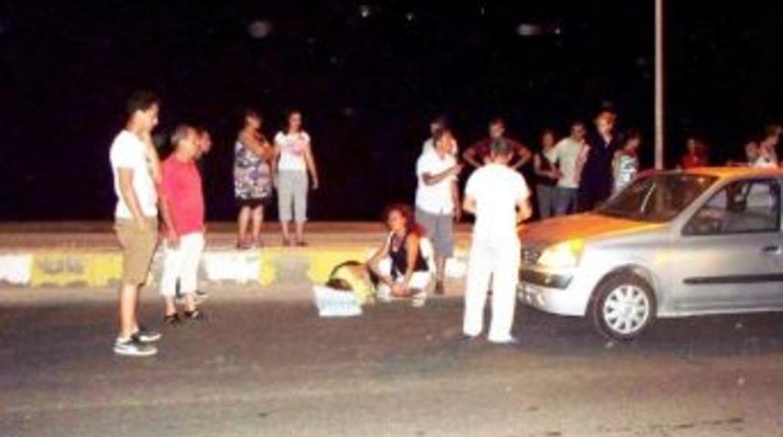 Ayvalık&rsquo;ta Karşıdan Karşıya Ge&ccedil;mekte Olan Yaşlı Kadına Otomobil &Ccedil;arptı