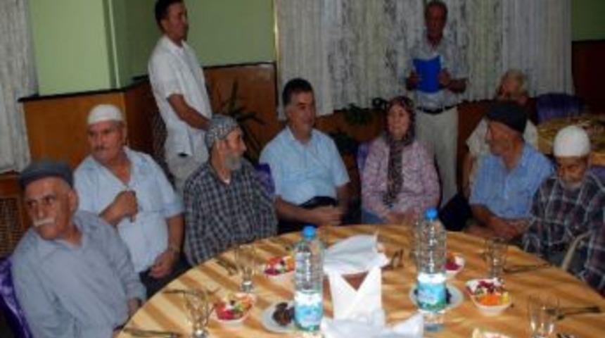 Vali Huzurevinde Kalan Yaşlılar İ&ccedil;in İftar Yemeği Verdi