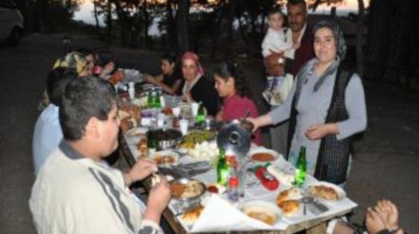Vatandaşlar &Ccedil;amlıkta Piknik Yaparak Orucunu A&ccedil;ıyor