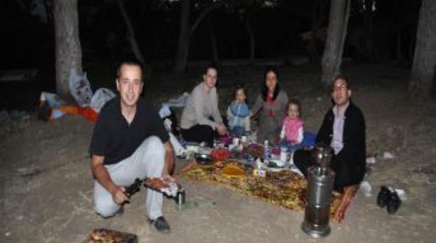 Piknik Havasında Iftar Yapıyorlar