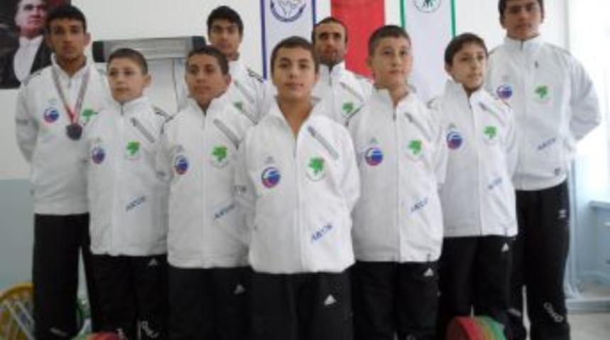 Mamaklı Halterci Nevşehir'den Madalya Ile D&ouml;nd&uuml;