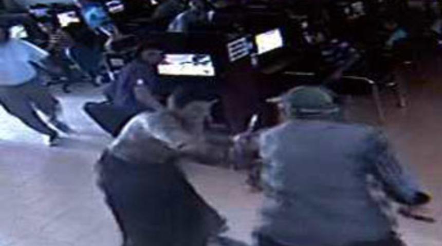 Kovaladığı karısını internet kafede bı&ccedil;akladı