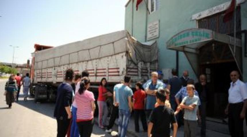 Freni Boşalan TIR, &Ouml;ğle Namazını Bekleyen Yaşlı Adamın Ayaklarını Ezdi