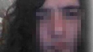 Bıçakla kendi boğazını kesti