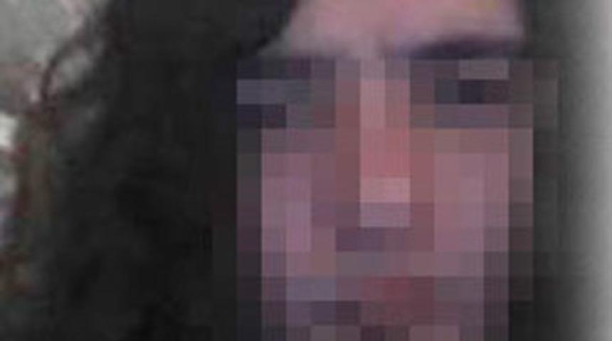 Bıçakla kendi boğazını kesti