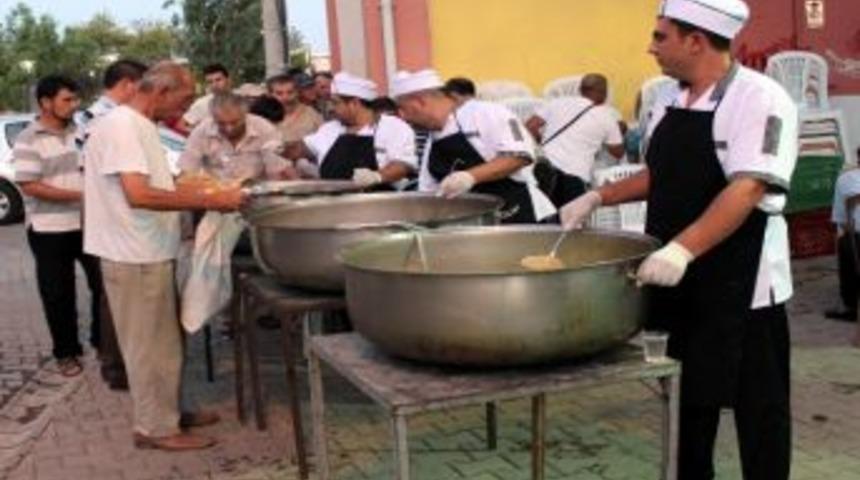 Edremit&rsquo;teki İftar Sofraları Mağduriyetleri Gideriyor
