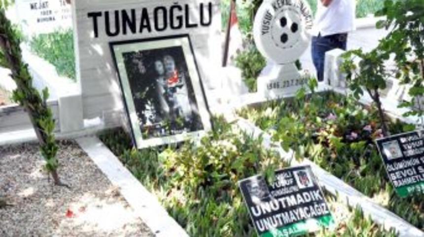 Beşiktaş'ta Yusuf Tunaoğlu Mezarı Başında Anıldı