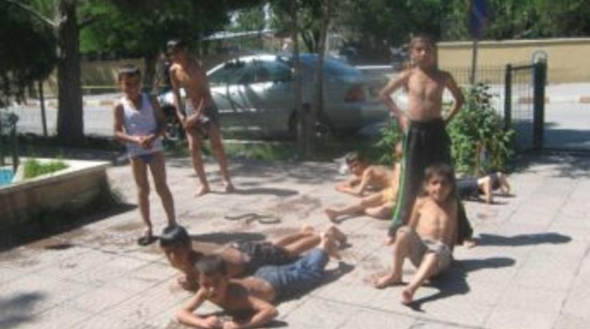 &Ccedil;ocuklar s&uuml;s havuzunda serinledi