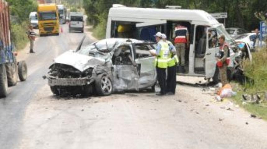 Tokat&rsquo;ta Yolcu Minib&uuml;s&uuml; İle Otomobil &Ccedil;arpıştı: 15 Yaralı