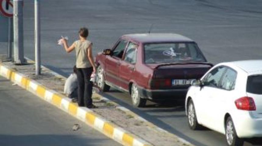 &Ccedil;ocuk Seyyar Satıcılar Trafiği Aksatıyor