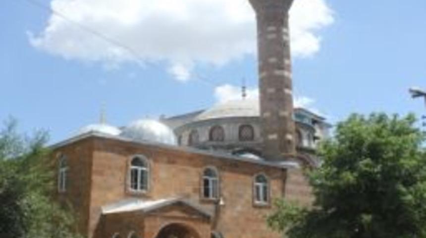 Kundaklanan Cami İbadete A&ccedil;ılamadı