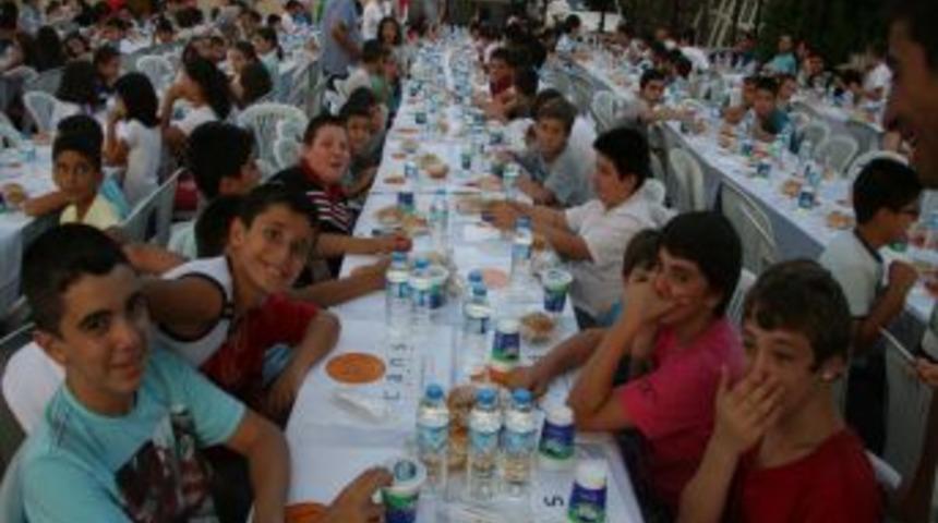 Teravihe Gelen &Ccedil;ocuklar Camide Verilen Iftarda Buluştu