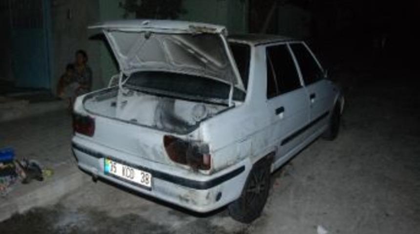 İzmir'in Onur Mahallesinde Bir Araba Kundaklandı