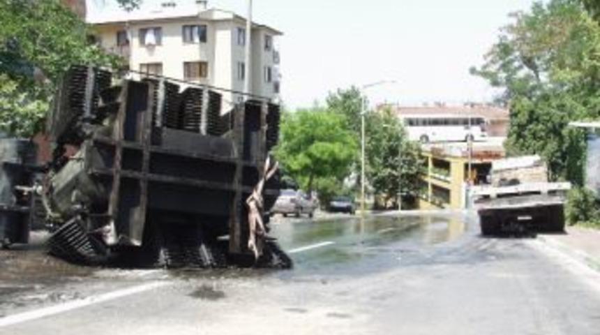 Tır Dorsesindeki Elektrik Trafosu Yola Devrildi